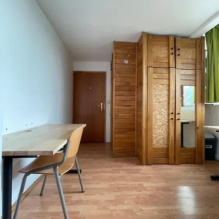 Hostel Cazare In Regim De Camin, Zona Gruia Din *